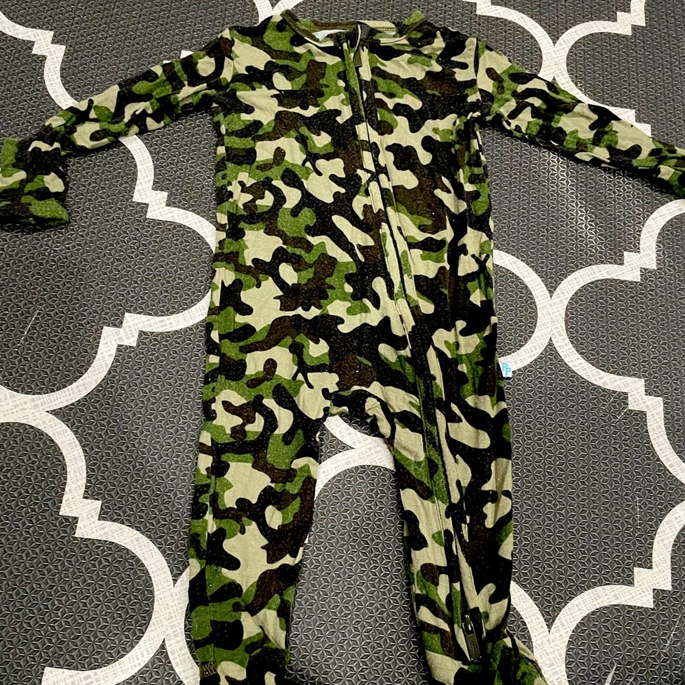 Posh peanut camouflage print zippered pajama size 0-3